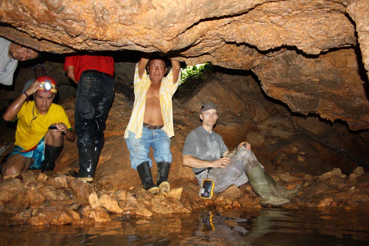 Tilbage i La Machaca sammen med den indianer fra 2001 der truede os hvis vi åbnede den lukkede grotte.jpg
